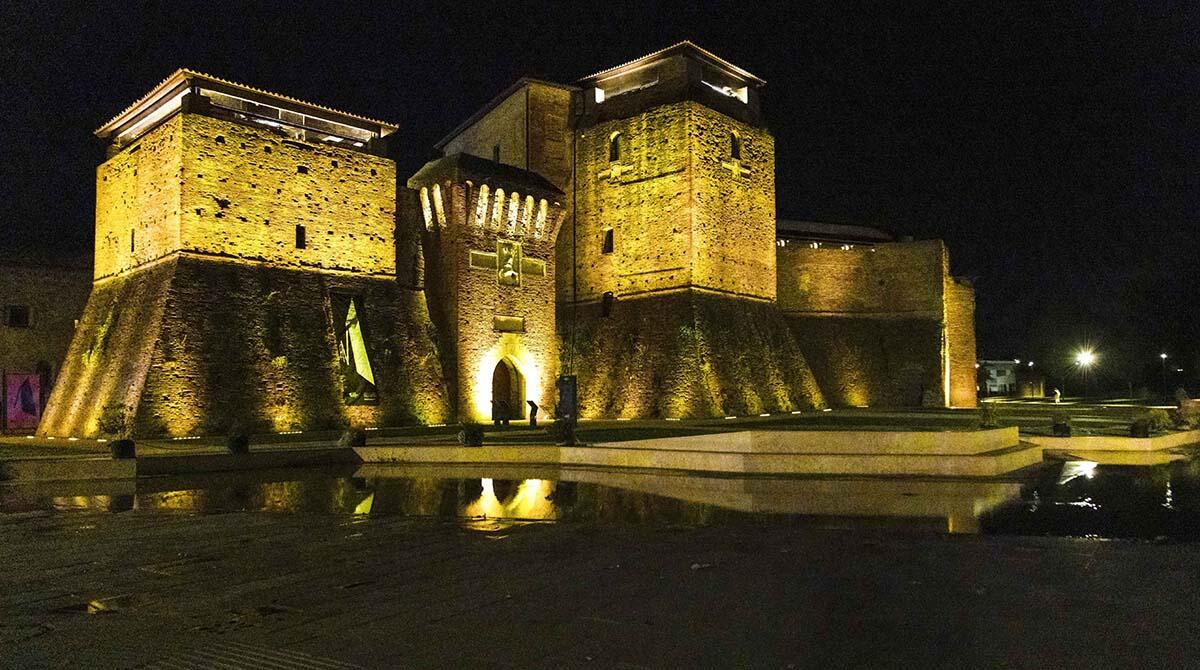 Castel Sismondo in giallo: anche Rimini partecipa ai 75 anni della Dichiarazione universale dei diritti umani - Castel Sismondo illuminato di giallo