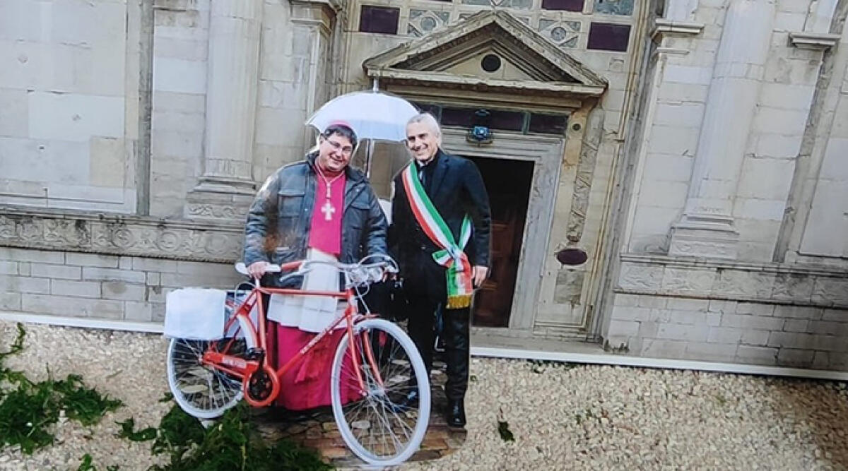 Sindaco di Rimini e vescovo in bicicletta: sorpresa nel presepe - L’originale Natività curata dalle suore