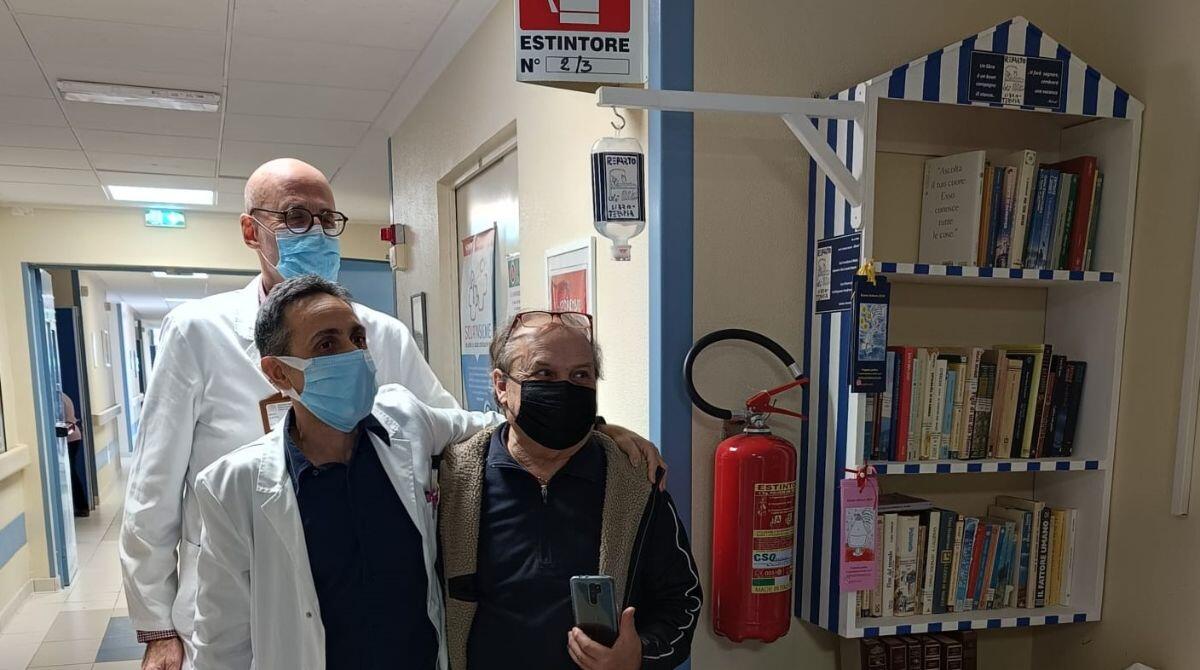 All'Ospedale di Cattolica inaugurato il reparto di "libro terapia" - Dott Grassi, Dott. Salemi e il falegname Gianfranco Berti