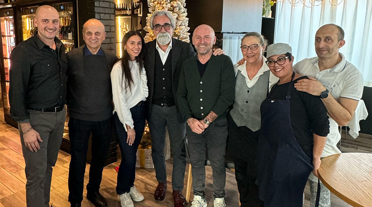 Beppe Vessicchio: un ospite a sorpresa al ristorante La Grotta di Pietracuta - Beppe Vessicchio posa con lo staff de La Grotta