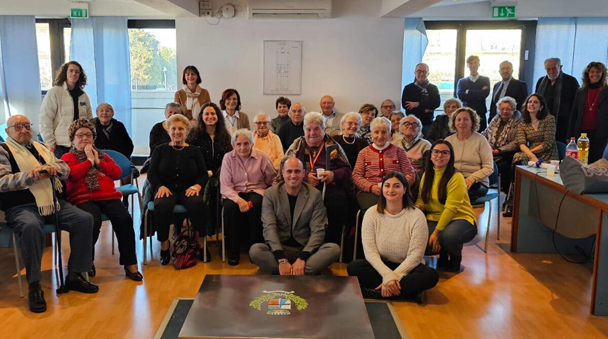 Benessere per i più fragili: Igea Marina avvia il nuovo servizio dell'ambulatorio sociale - Il gruppo Caffè Alzheimer ospite presso la Sala del Consiglio Comunale per uno scambio di auguri in vista delle prossime festività