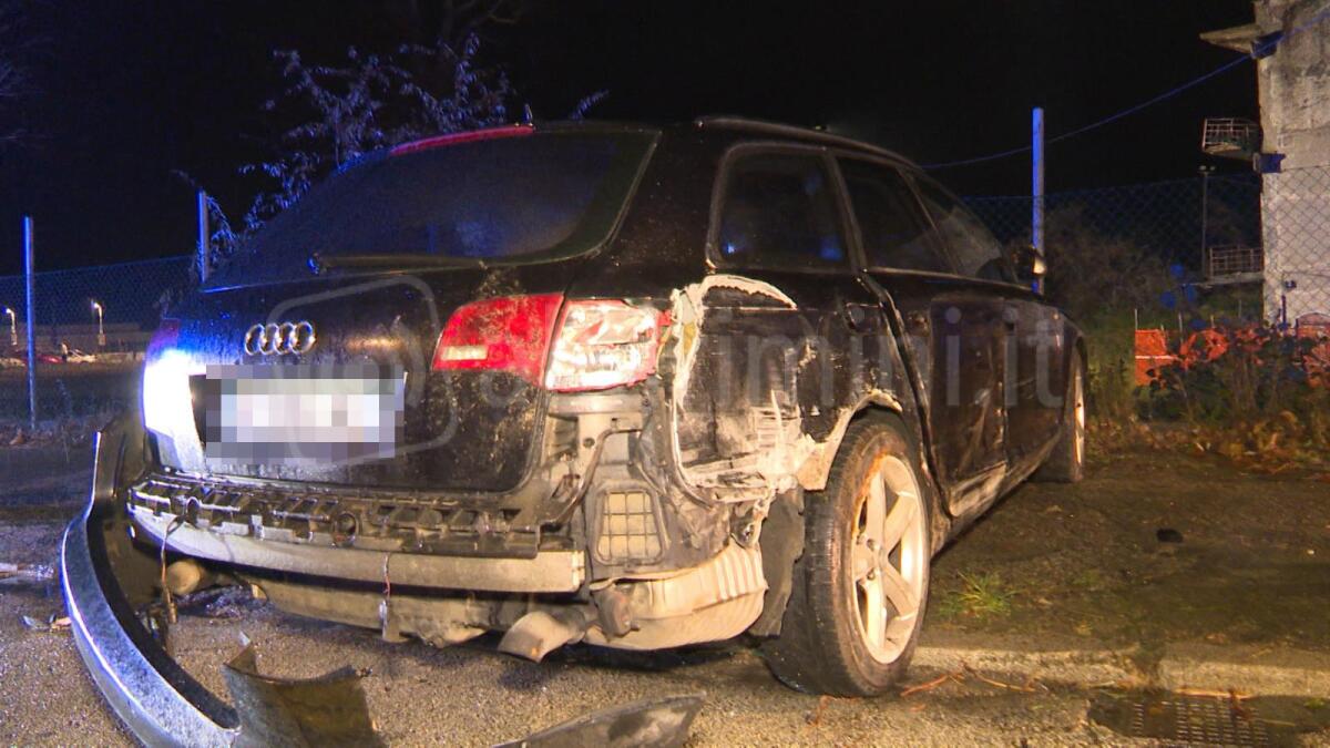 Auto in folle fuga, a bordo tre minori su quattro: uno ferito grave. Il conducente: "Ero senza patente" - L'Audi dopo l'incidente