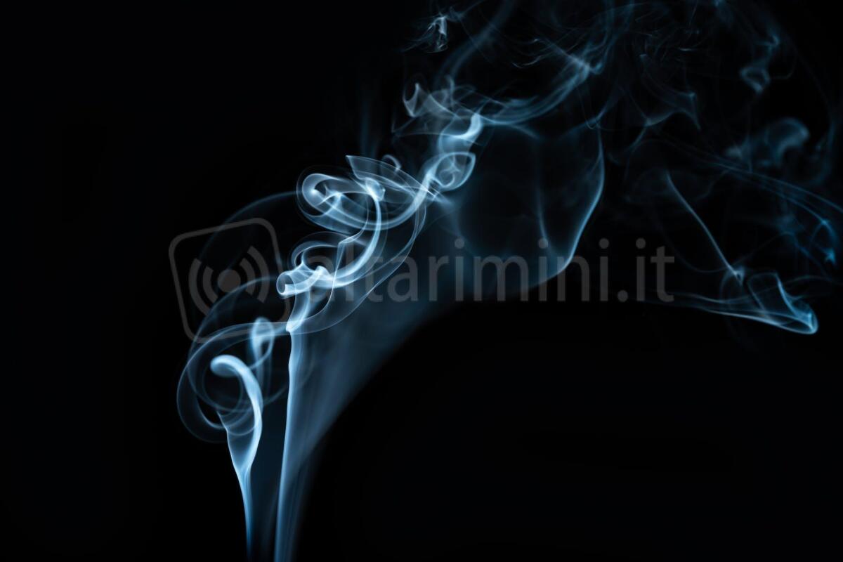 Qualità dell'aria: le misure emergenziali terminano giovedì 21 dicembre - Photo by Skyler Ewing on <a href="https://www.pexels.com/photo/abstract-background-of-glowing-steam-fluid-at-night-4598191/" rel="nofollow">Pexels.com</a>