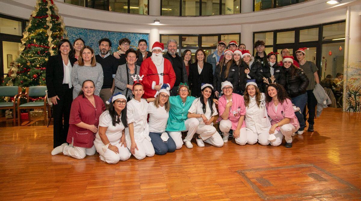 Riccione: Sindaca e Assessora festeggiano il Natale con gli anziani di Casa Pullè e i volontari -