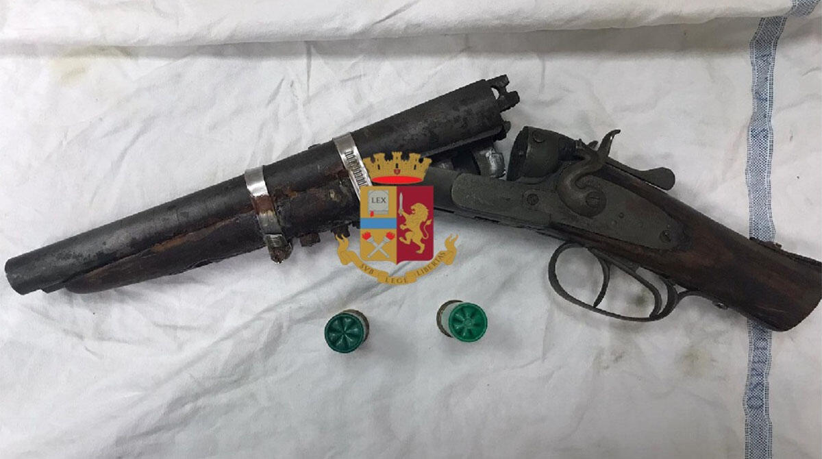 Nel vano scale nasconde droga e fucile a canne mozze: arrestato. In casa aveva 13.000 euro in contanti - Fucile a canne mozze: foto d'archivio dagli archivi della Polizia