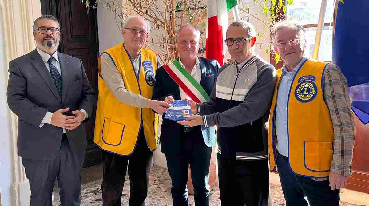 Spesa gratis per le famiglie bisognose di Novafeltria e Verucchio: il bel gesto del Lions - Da sinistra: Dell'Anna, Mattei, il sindaco Zanchini, don Simone, Cucci