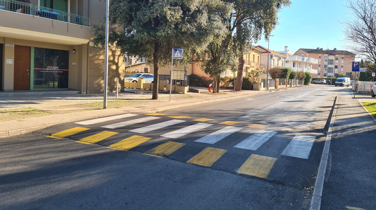 Santarcangelo: nuovi attraversamenti pedonali e parcheggi accessibili. Stop alle barriere - L'attraversamento pedonale di Via Dante Di Nanni dopo l'intervento