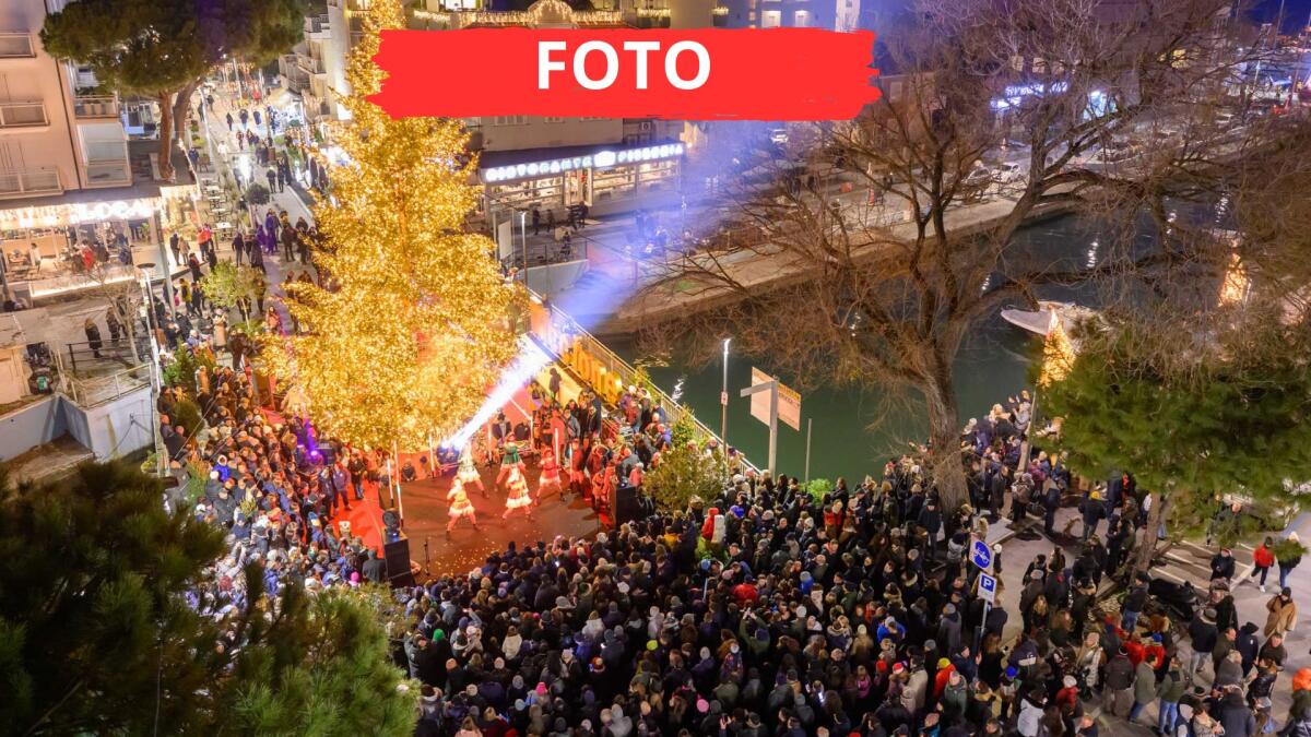 Accensione del grande albero di Natale: una folla sul ponte del portocanale di Riccione - L'accensione dell'albero di Natale