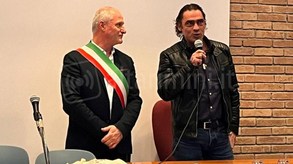 Il sindaco con l’automobilista salvato dai due agenti