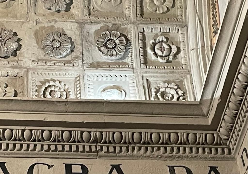 Dettaglio del volto dell’amante nel riquadro del rosone illuminato in foto