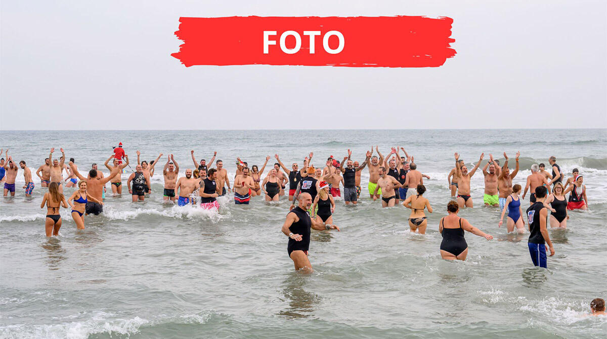 Riccione, il rito del bagno di inizio 2024 raduna migliaia di persone in spiaggia - 
