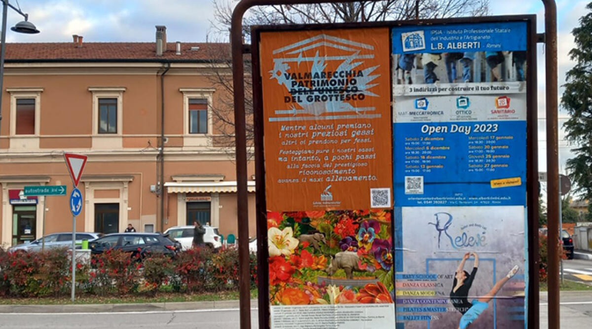 Manifesti di protesta contro il polo avicolo: Unesco o Grottesco? - Un manifesto affisso a Santarcangelo
