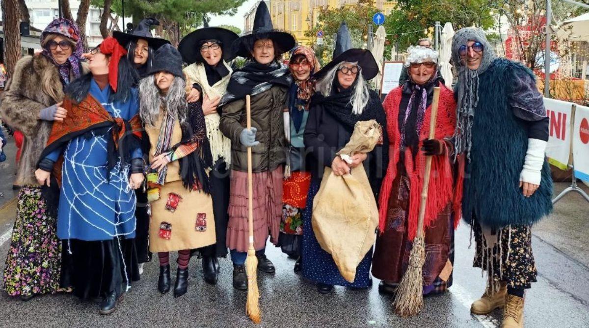 La pioggia non ferma le Befane: in tanti alla Borgo Run per aiutare Michele -