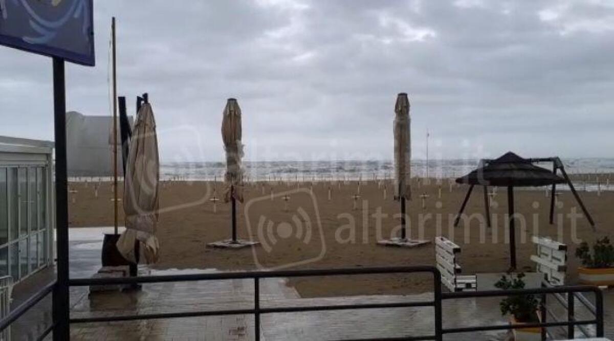 Allerta meteo dopo la Befana: attese piogge copiose. Poi più freddo - Spiaggia di Rimini, maltempo