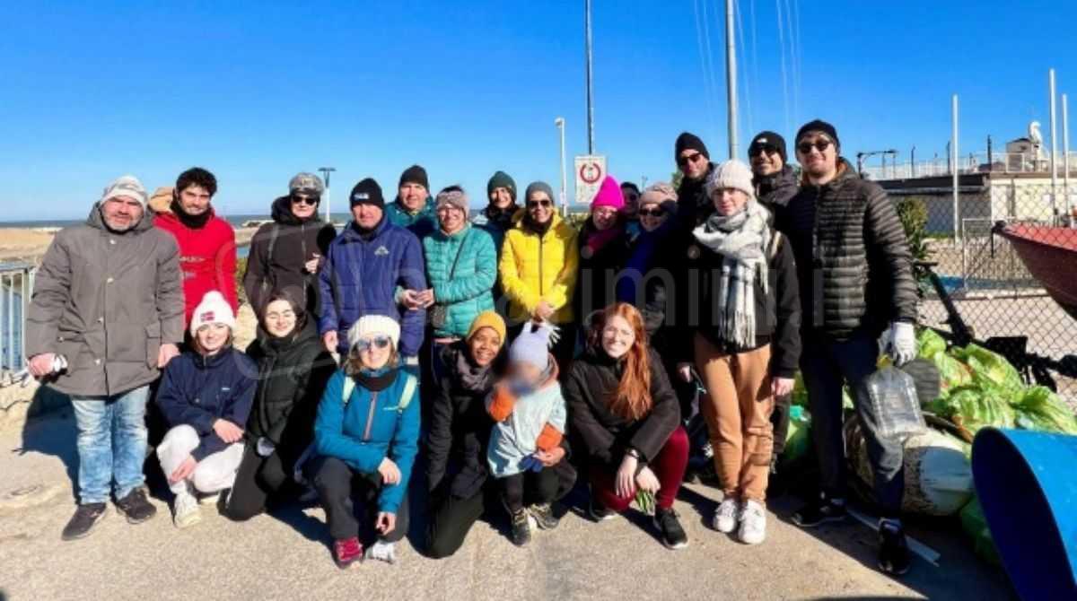 Oltre 30 sacchi di rifiuti raccolti in spiaggia a Cattolica con Be Kind - I partecipanti alla raccolta