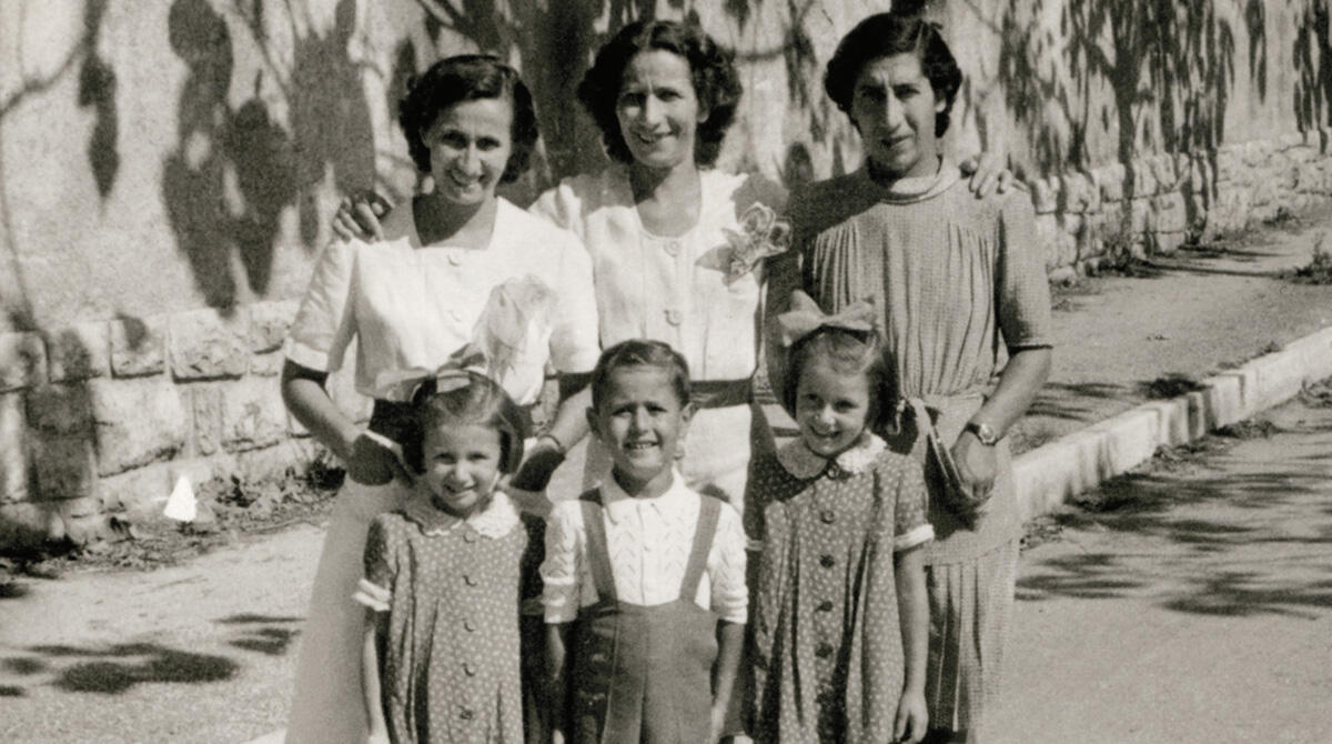 Memoria: l'autrice Laura Fontana presenta a Novafeltria il libro "Gli italiani ad Auschwitz" - Le sorelle Andra e Tatiana Bucci con la mamma Mira Perlow, le zie e il cugino Sergio De Simone. Le bambine furono deportate a 4 e 6 anni da Trieste, Archivio privato Andra e Tatiana Bucci