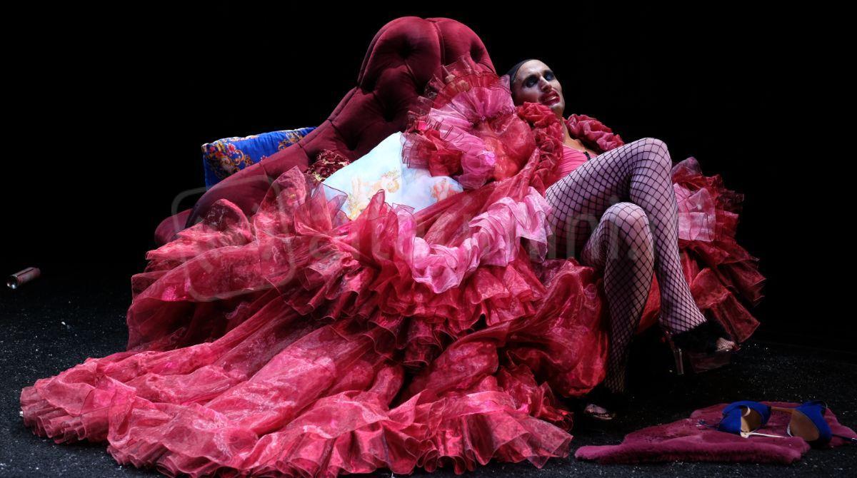 "Le cinque rose di Jennifer" al Teatro Galli: sentimenti e contraddizioni in una Napoli anni '80 - Una scena dallo spettacolo - ph Mario Spada