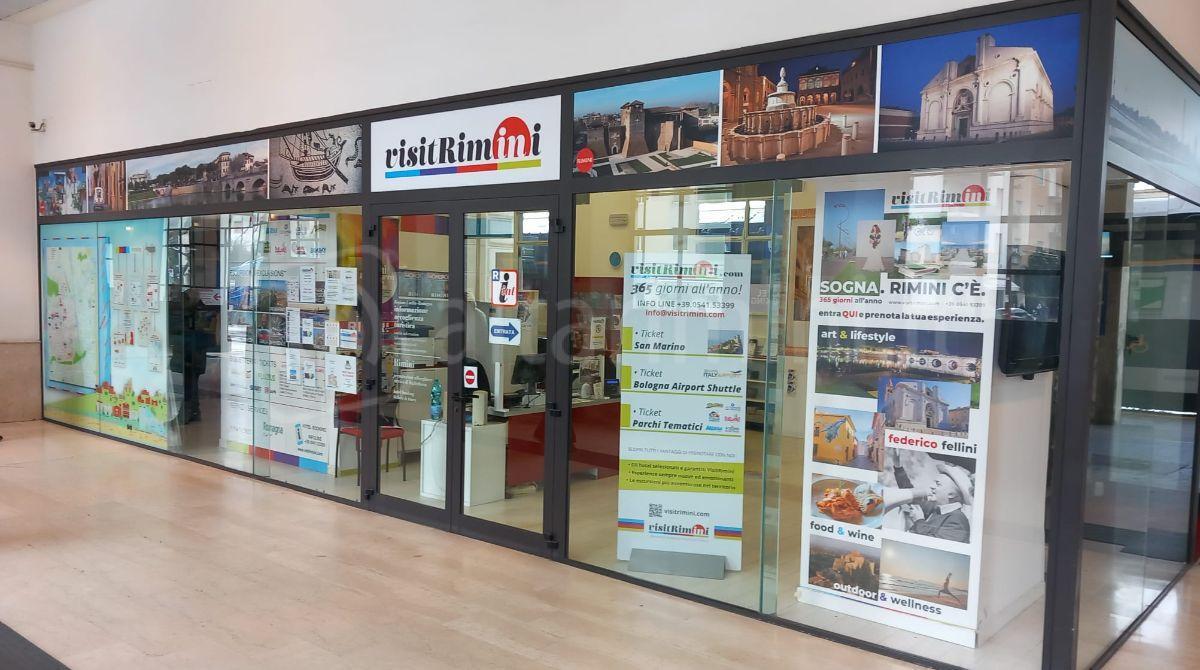 Uffici IAT di Rimini: nel 2023 45mila visitatori si sono rivolti agli operatori - Iat stazione di Rimini