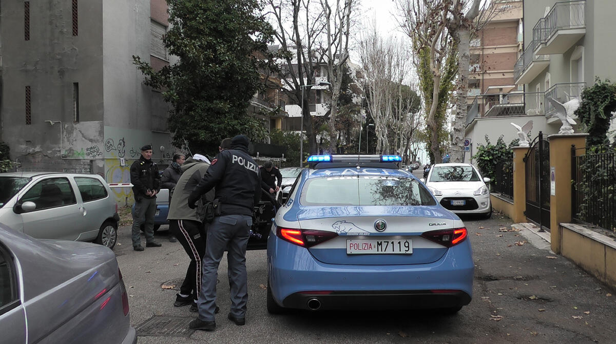 Alberghi di Marina Centro "nel mirino" della Questura: controlli a tappeto e sanzioni - Blitz delle Forze dell'Ordine in 2 strutture ricettive di Marina Centro