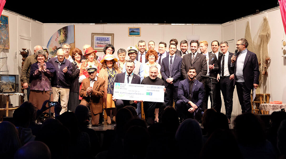 Riccione: donati 2500 euro al Centro di Aiuto alla Vita grazie alla commedia 'Bagnino Gastone' - dal palco della commedia "Bagnino Gastone"