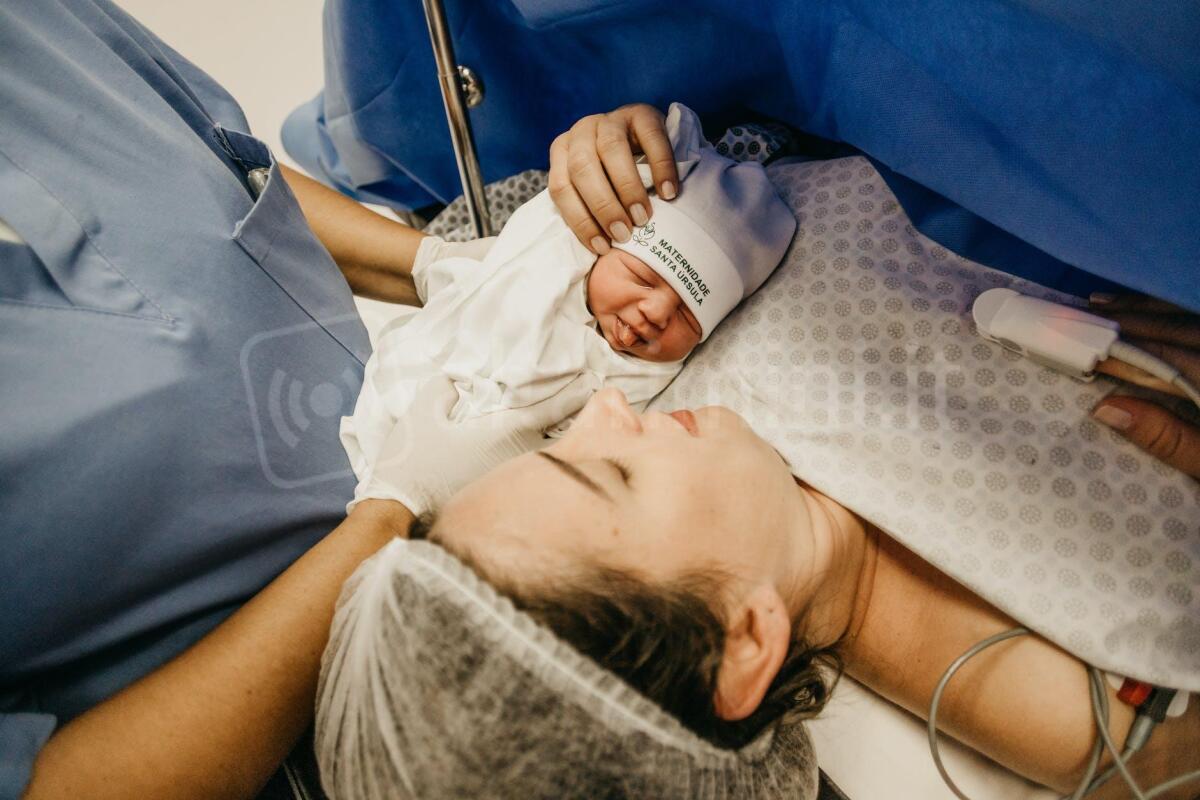 Nascite a Cattolica: nel 2023 tre bimbe hanno ricevuto il doppio cognome - Photo by Jonathan Borba on <a href="https://www.pexels.com/photo/baby-beside-woman-3259628/" rel="nofollow">Pexels.com</a>