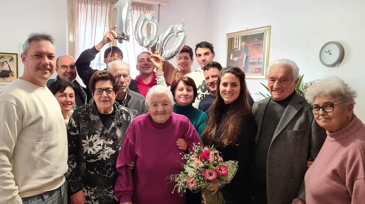 Auguri nonna Maria, centenaria di San Martino dei Mulini: l'abbraccio di sindaca e assessore - La festa per Maria Zoffoli