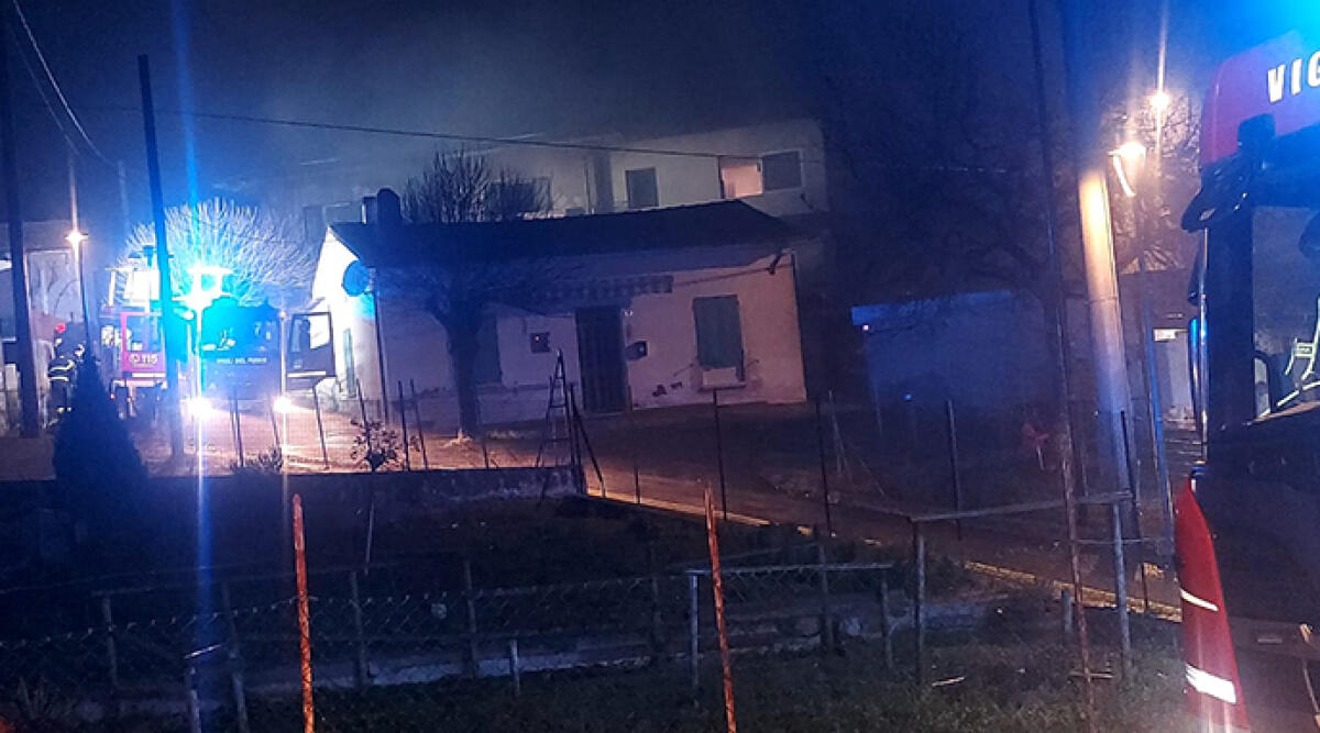 La cenere nel bidone della spazzatura provoca un incendio, danneggiata l'abitazione - Le squadre dei vigili del fuoco al lavoro