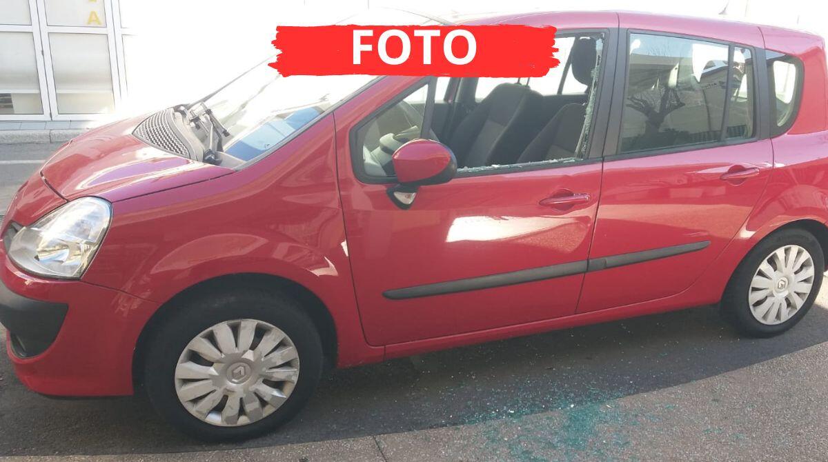 Atti vandalici nella notte ai danni di diverse auto: 'Riccione è il Bronx' - Le foto dell'auto danneggiata in viale Tasso, Riccione
