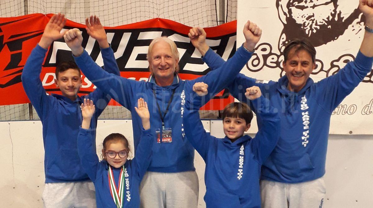 Successo e medaglie per il Centro karate Rimini-Cervia al Trofeo Veneto Gattamelata - Il Maestro Montuori con gli atleti del Centro Karate