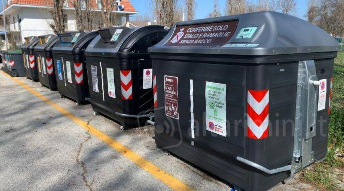 Rifiuti urbani, Rimini approva il testo unico: cosa cambia - Uno dei nuovi cassonetti