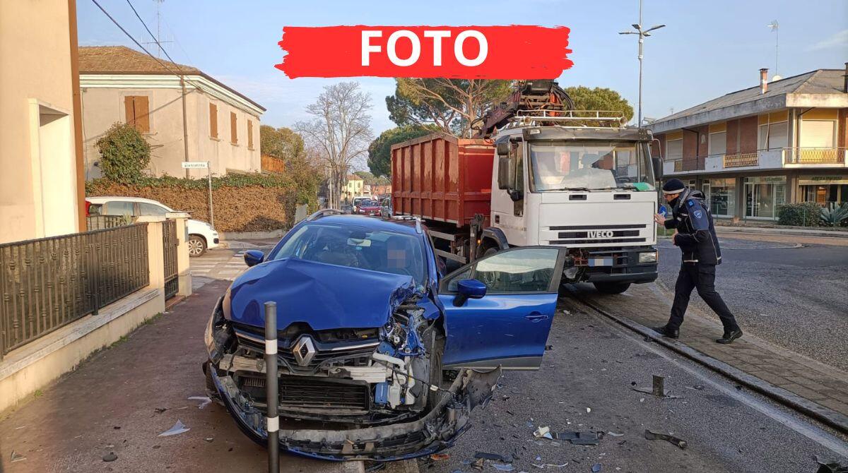 Violento scontro tra auto e camion dei rifiuti all'interno della rotonda - Le immagini dell'incidente avvenuto a San Giovanni in Marignano (foto credits: Ballante)