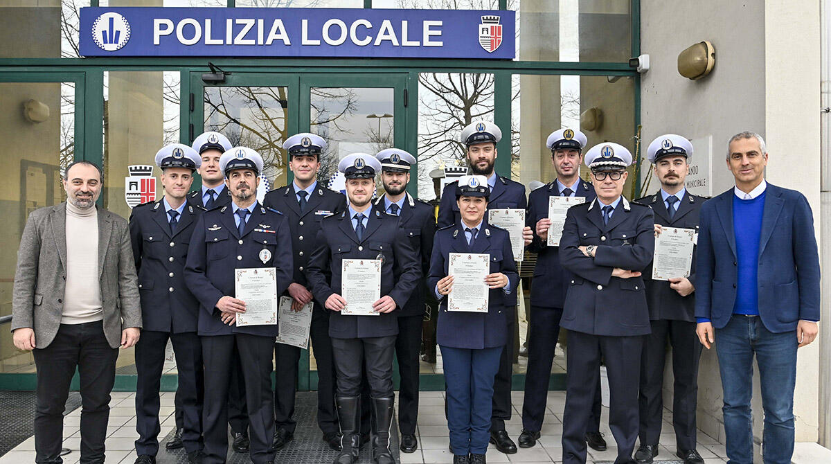 160 anni al servizio della comunità: Rimini consegna encomi ai suoi agenti - Gli agenti della Polizia Locale encomiati dal Sindaco Jamil Sadegholvaad e dall'ass. Juri Magrini (foto di R. Gallini)