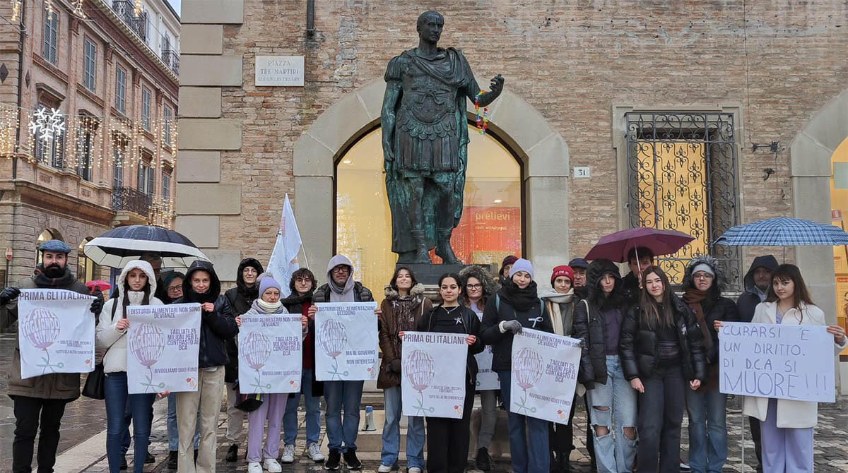 Rimini, mobilitazione in piazza contro i tagli al fondo per il contrasto ai disturbi alimentari - Il presidio in piazza Tre Martiri