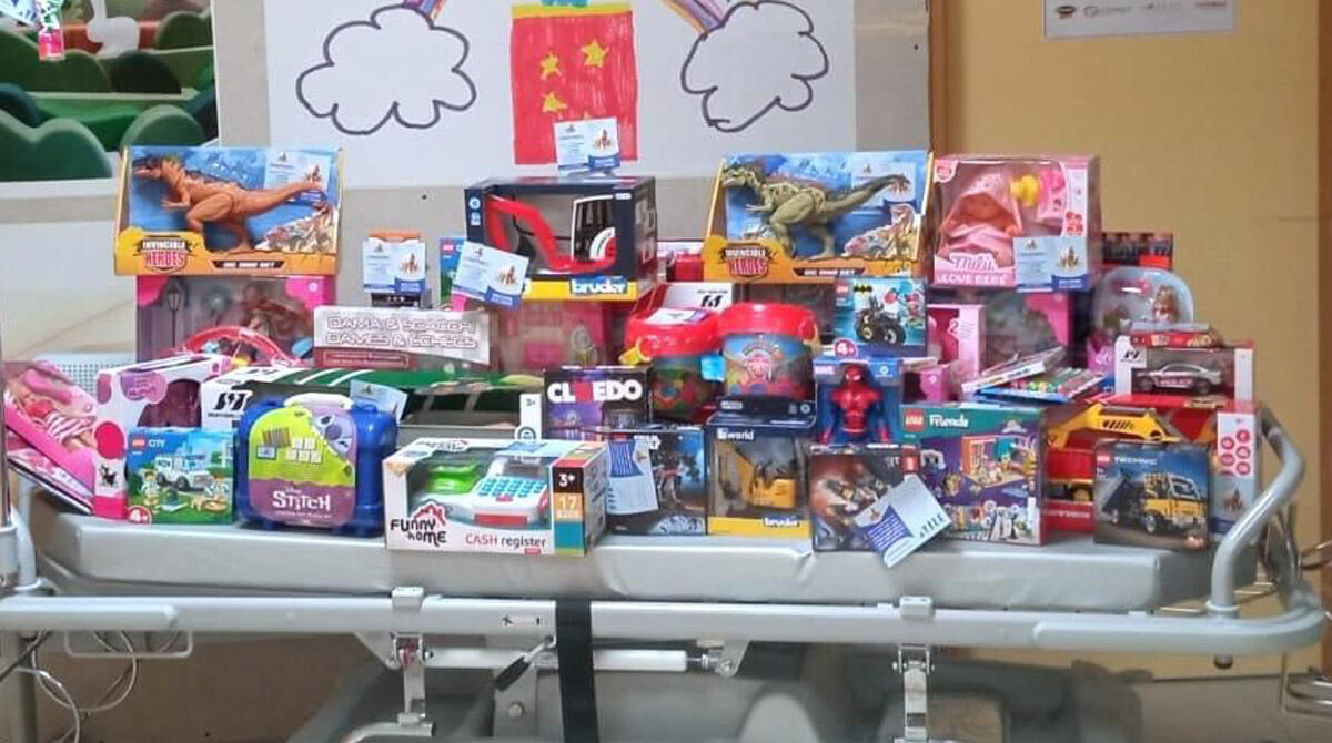 Tanti giocattoli per i bimbi dell'ospedale grazie alla serata di musica e cabaret - 