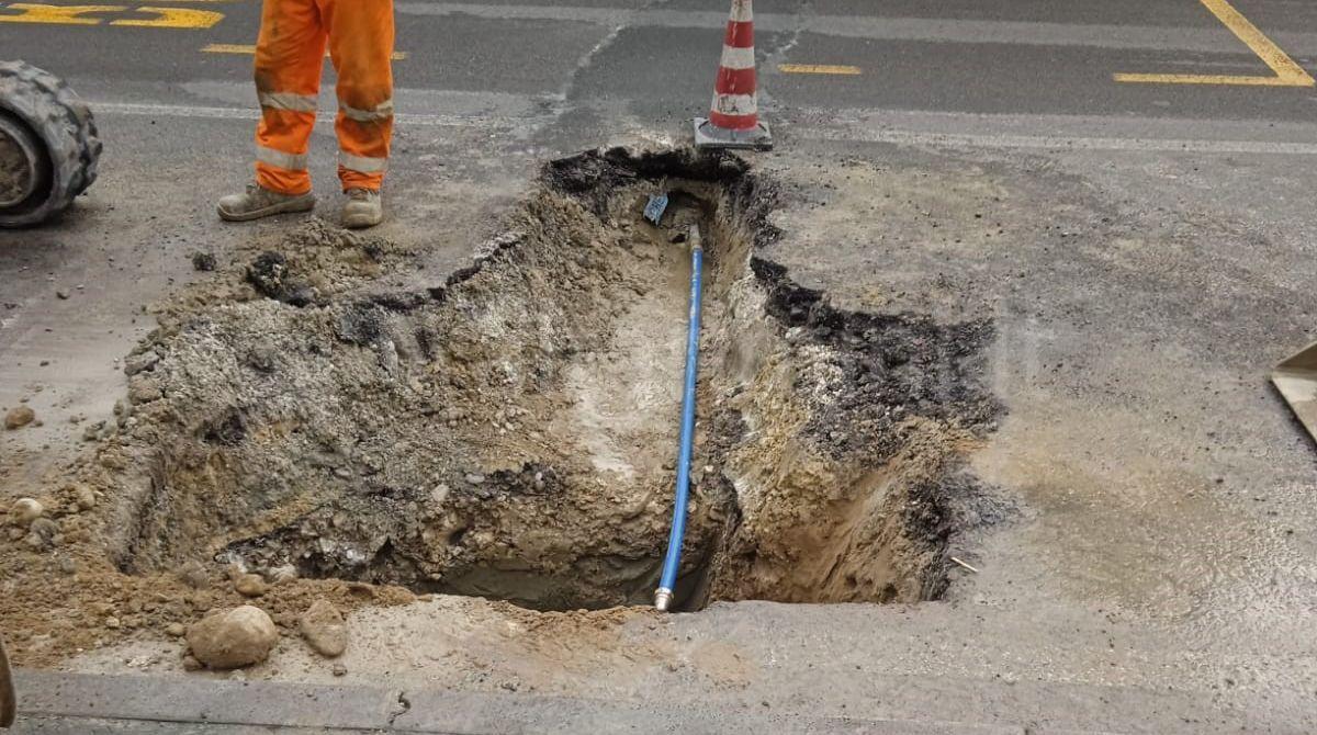 Tubo rotto, allagamento in via Veneto a Riccione: operai al lavoro - Il tubo rotto