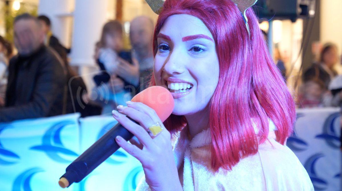Lucilla incanta le Befane a Rimini: in tanti all'appuntamento in piazza Zara - Lucilla