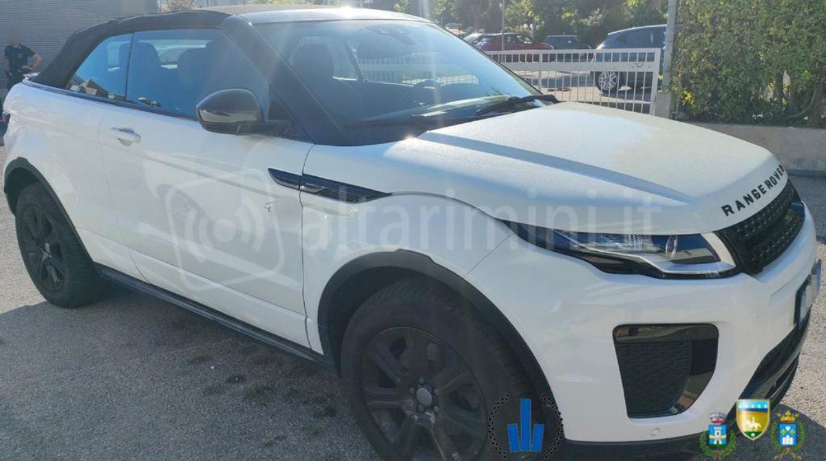 Riccione, fermato per un normale controllo e scoperto al volante di un Range Rover rubato - Il Range Rover trovato dalla Polizia Locale