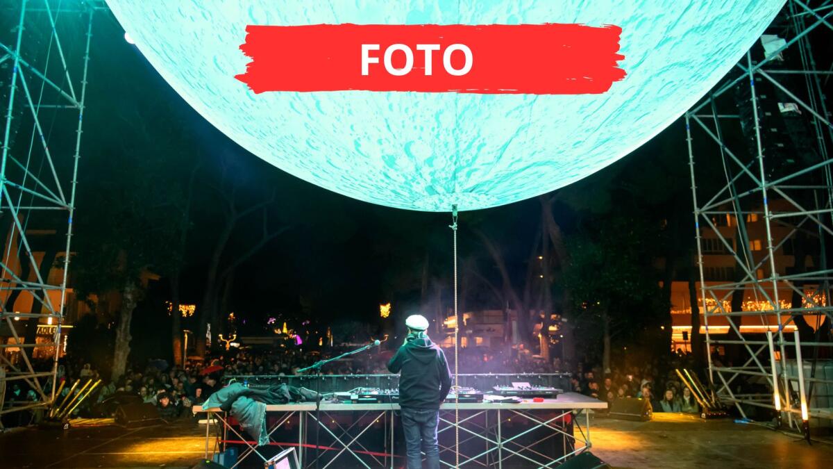 Riccione, un grande dancefloor in piazzale Ceccarini e fuochi d'artificio per il benvenuto al 2024 - PH DANIELE CASALBONI