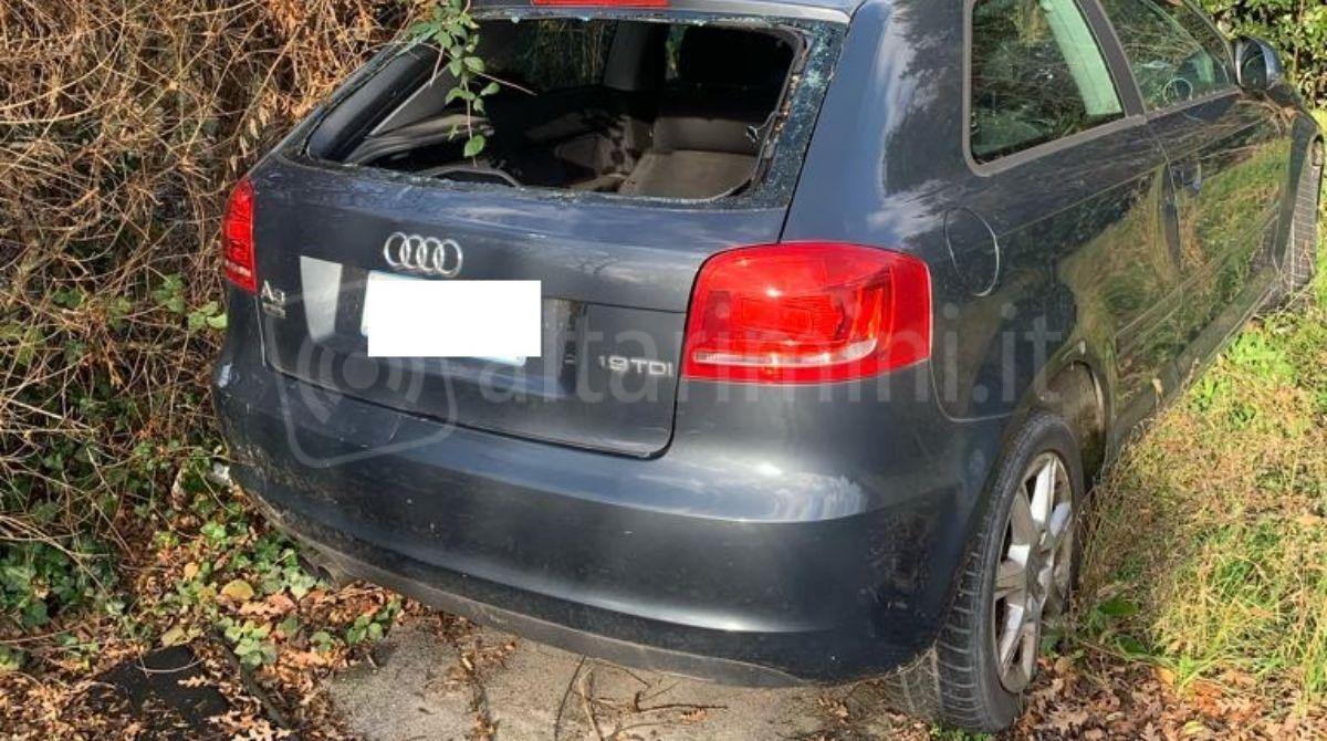 Cerasolo Ausa, Coriano Futura attacca: "Frazione abbandonata". La replica del sindaco - Un'auto abbandonata in un campo a Cerasolo