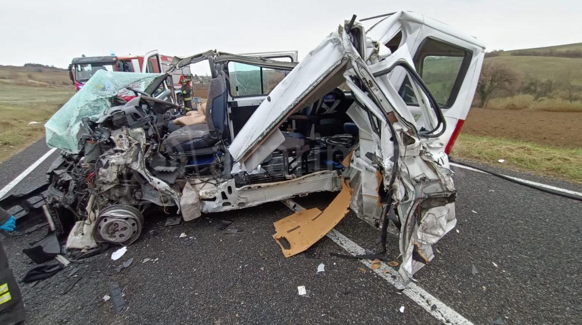 Incidente stradale a Morciano: scontro tra pulmino per disabili ed un camion - Il mezzo coinvolto nell'incidente - Foto Ballante