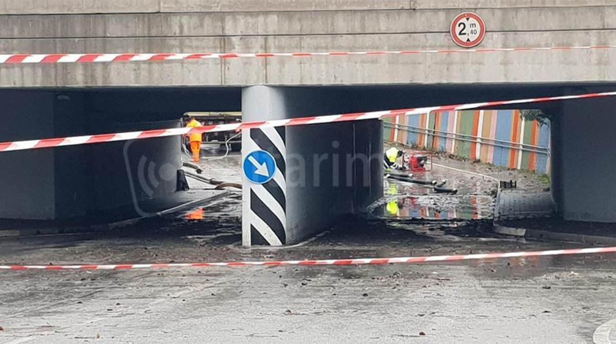 Maltempo: sottopasso allagato a Riccione, idrovore in azione - Il sottopasso interdetto ai veicoli