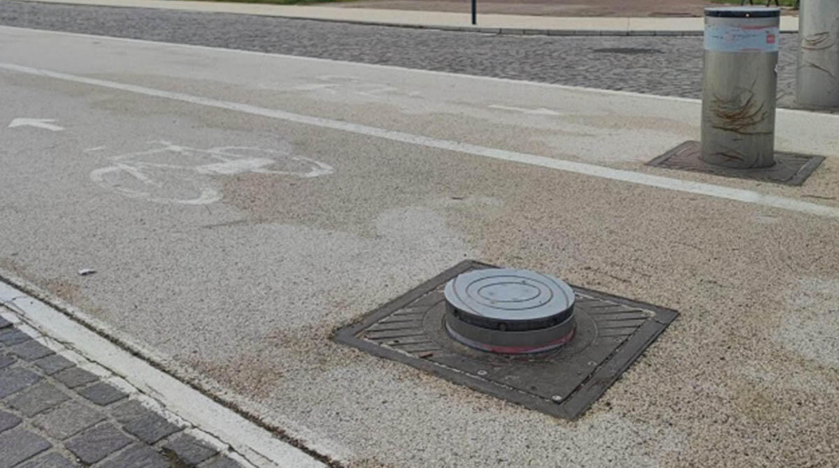 Cade in bici sul lungomare, denuncia il Comune di Rimini per lesioni - Il cilindro che ha causato l'incidente