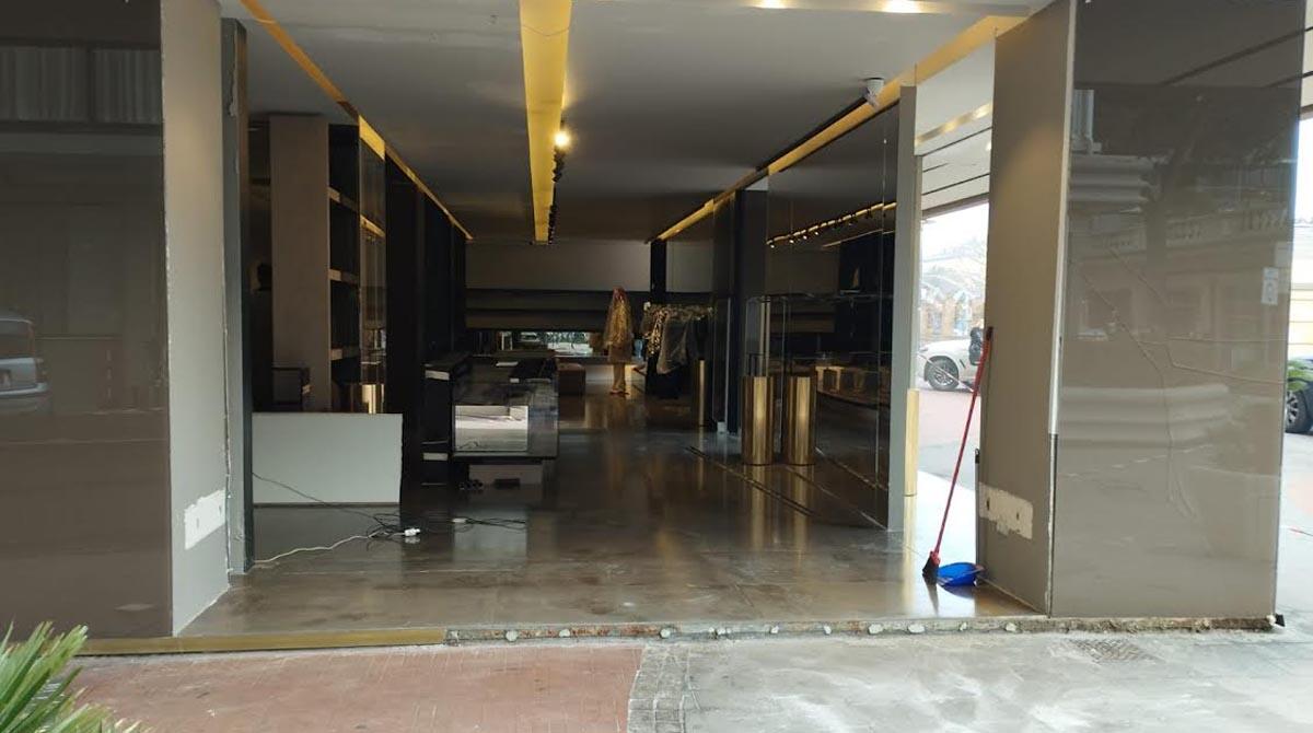 Spaccata alla boutique di lusso: usano l'auto come ariete e fanno razzia - 