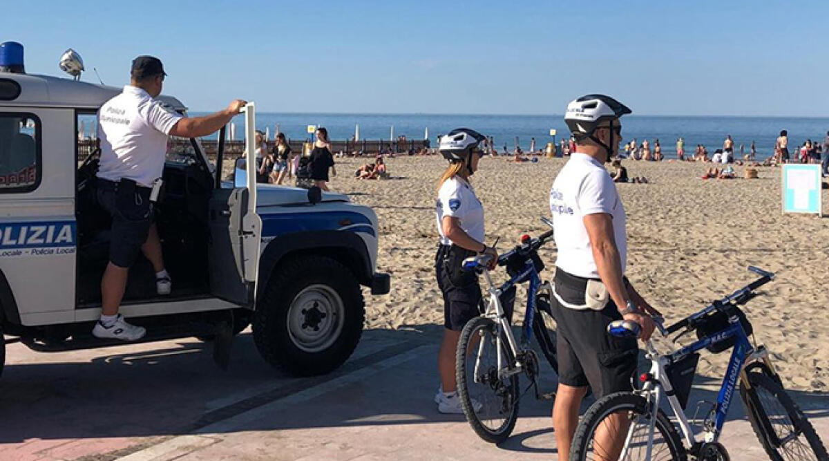 Cala l'abusivismo commerciale: il successo del Nucleo Operativo della Polizia Locale di Rimini nel 2023 - Nucleo Antiabusivismo Commerciale della Polizia Locale