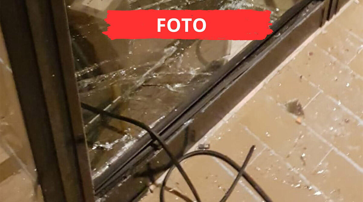 Capodanno da incubo, raid vandalico nel condominio: vetrate infrante e lancio di petardi - Le foto inviateci da uno dei residenti