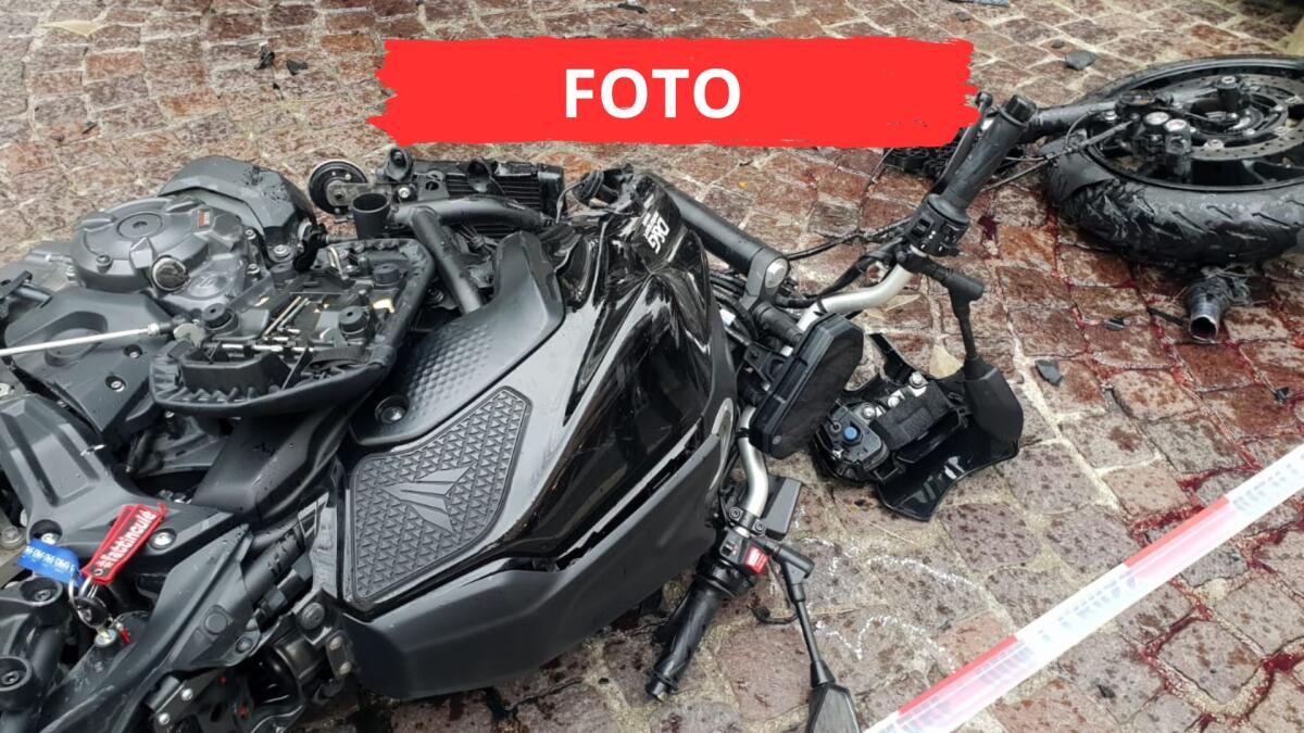 Frontale con lo moto, ferito un 18enne mentre va a scuola - La moto distrutta