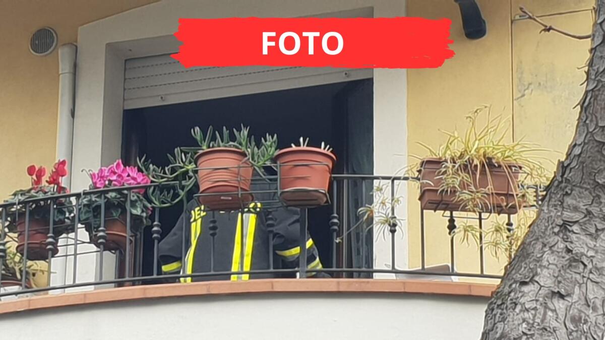 Gravissima ustione a Rimini a causa di un ritorno di fiamma: donna in condizioni critiche - I vigili del fuoco all'interno dell'appartamento