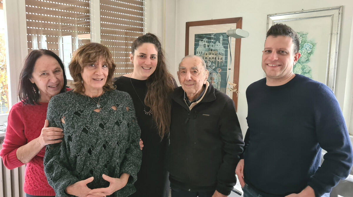 Santarcangiolese doc compie 100 anni: grande festa per il signor Aroldo - da sn: le figlie Magda e Caterina Beltrambini, la sindaca Parma, Aroldo Beltrambini e l'assessore Sacchetti