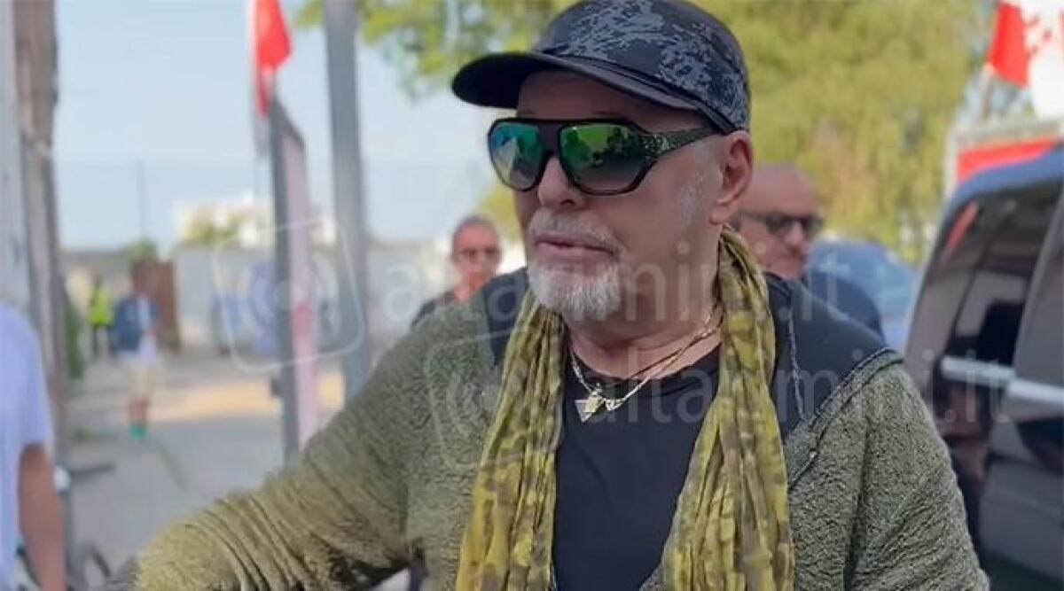 Vasco Rossi, niente "bis" a Rimini: a Bibione parte il tour 2024 - Un fermo immagine del video sul profilo facebook di Vasco Rossi