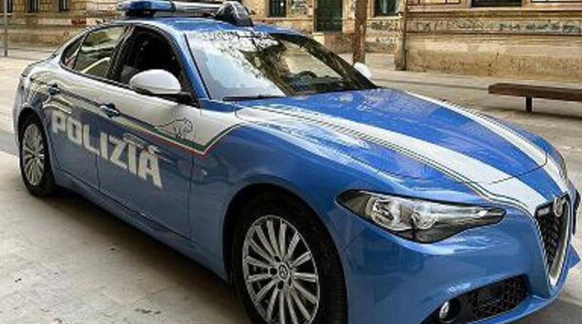 Semina lo scompiglio in via Euterpe, poi minaccia e tenta di aggredire la Polizia - Foto auto polizia generica